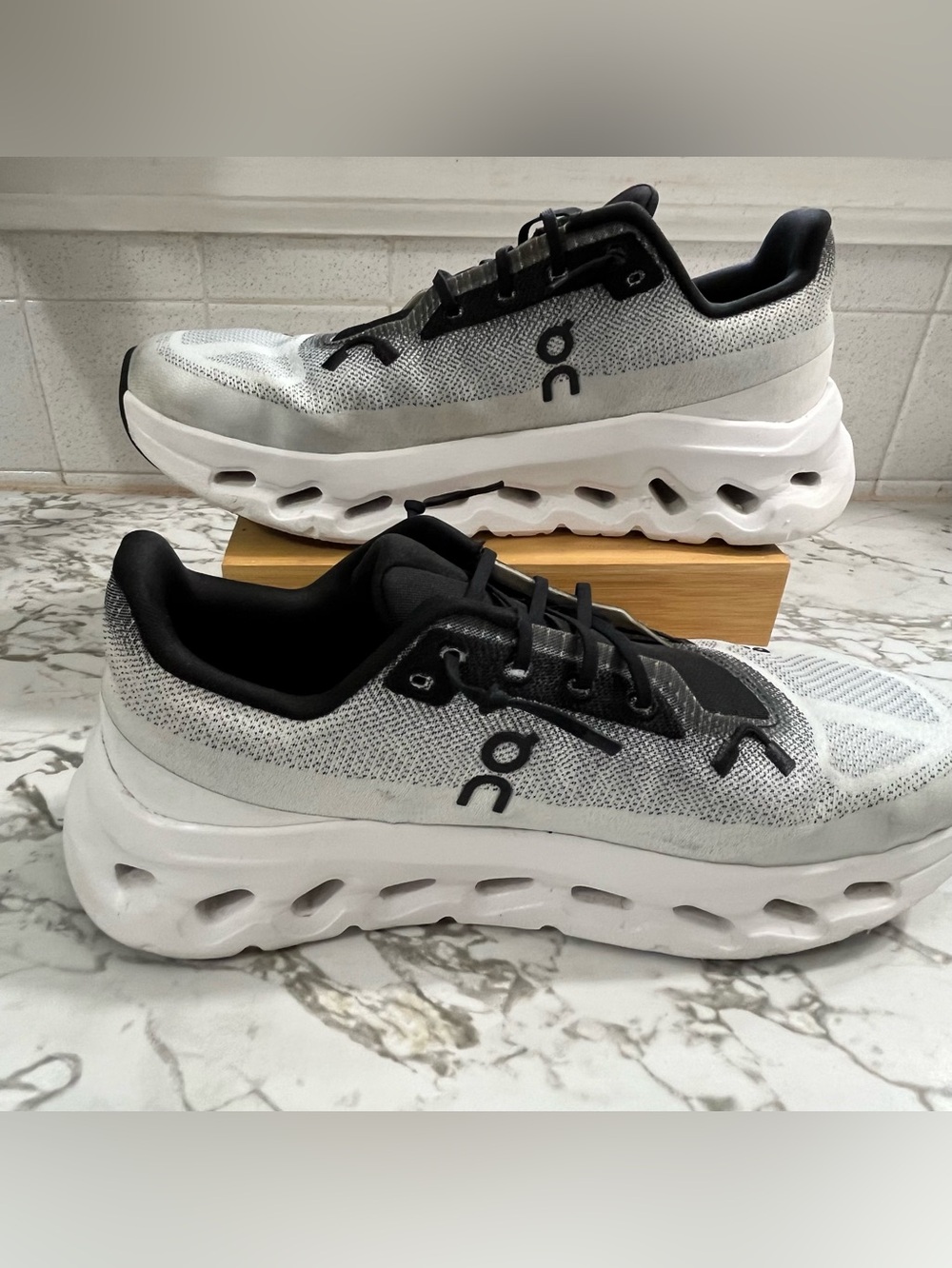 On Cloudtilt Women’s lifestyle and walking shoes in the Black / Ivory. Size 10